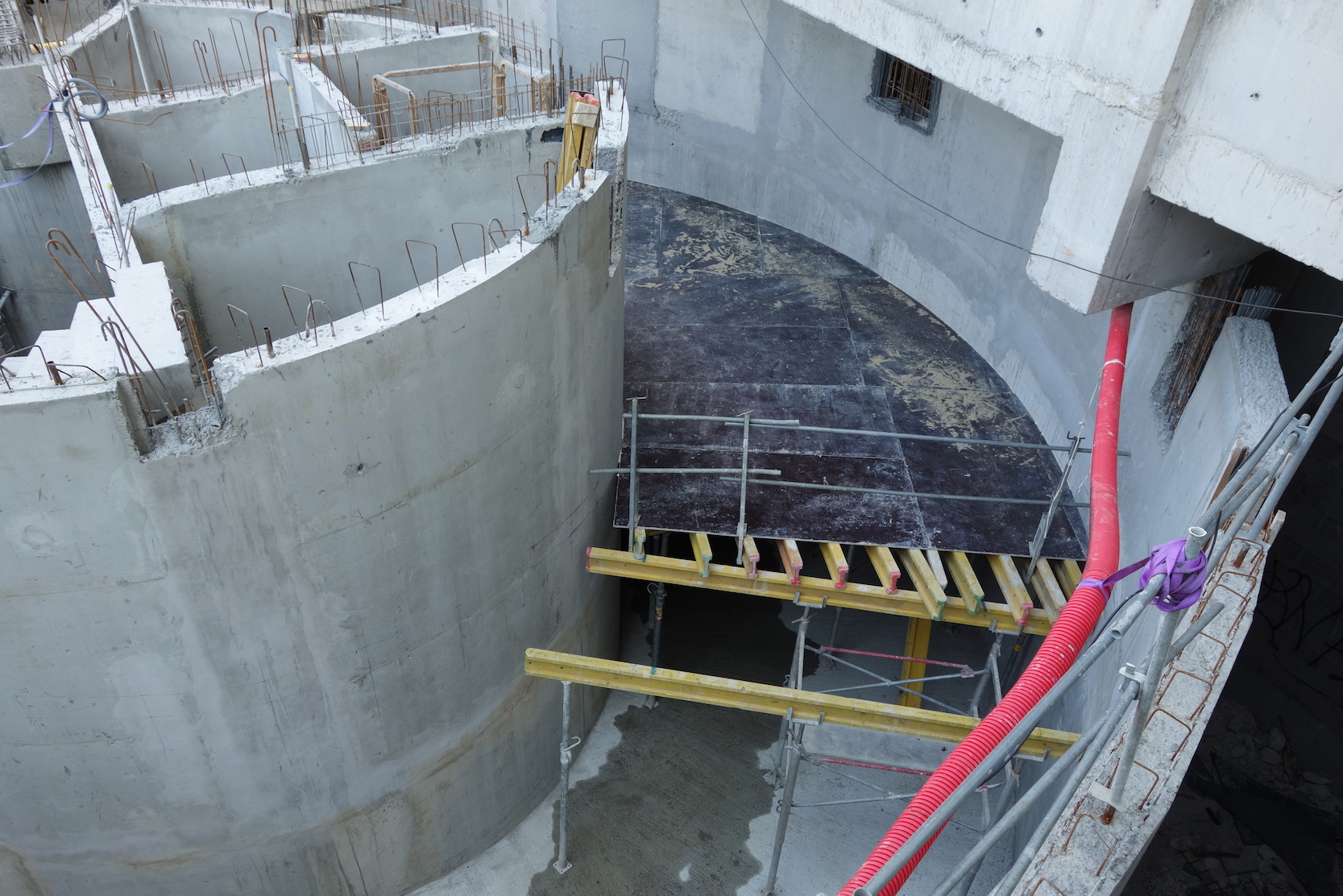 Installation du support pour couler le béton de la rampe